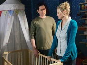 Gabriele Hagen (Katharina Schubert) versucht Philipp Brentano (Thomas Koch) zu beeinflussen. Er soll ihrem Freund, Hans-Peter Brenner, bei seinem Studium etwas unter die Arme greifen, damit er bald ein genauso erfolgreicher Arzt werden kann wie Philipp. Sie bedenkt allerdings nicht, dass Hans-Peter nebenan das Gespräch über das Babyphon mithören kann und davon wenig begeistert ist. Gabriele Hagen (Katharina Schubert) versucht Philipp Brentano (Thomas Koch) zu beeinflussen. Er soll ihrem Freund, Hans-Peter Brenner, bei seinem Studium etwas unter die Arme greifen, damit er bald ein genauso erfolgreicher Arzt werden kann wie Philipp. Sie bedenkt allerdings nicht, dass Hans-Peter nebenan das Gespräch über das Babyphon mithören kann und davon wenig begeistert ist.