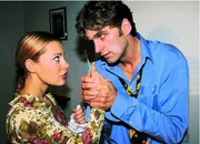 Nachdem Marianne (Xenia Seeberg) Dr. Schmidt (Walter Sittler) fast mit einem Pilzgericht vergiftet hat und ihm dann eine Spritze setzen will, bekommt er Panik.