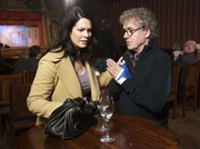 Laut Laborbefund besteht für den Puppenspieler Godehard Klinker akute Lebensgefahr. Dr. Elena Eichhorn versucht ihn zu überzeugen, mit in die Sachsenklinik zu kommen.