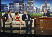 Hank McPhee (Fred Willard, l.), Ellie Monroe (Kelly Carlson, 2.v.l.) und Richard Castle (Nathan Fillion, 2.v.r.) sind zu Gast in der Late-Night-Show von Bobby Mann (Tom Bergeron, r.).