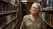 Die Forscherin Kathryn "KT" Budde-Jones in der Bibliothek der University of Hawaiʻi, wo sie Dokumente &uuml;ber einen japanischen Piloten gefunden hat, der nach dem Angriff auf Pearl Harbor auf einer Privatinsel in Hawaiʻi eine Bruchlandung hinlegte.
