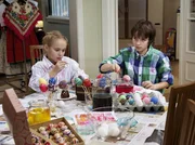 Pia will ihr erstes Ostern nach der überstandenen Krebsoperation ganz groß feiern. Lisa (Ella Zirzow, li.) und Jonas (Anthony Petrifke, re.) helfen ihr dabei. Sie bemalen Ostereier nach sorbischer Tradition, denn eine waschechte Sorbin ist zu Besuch.