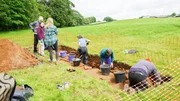 Der Hadrianswall in Nordengland ist das gr&ouml;&szlig;te Bauwerk des R&ouml;mischen Reichs. Er verlief von K&uuml;ste zu K&uuml;ste und spaltete Gro&szlig;britannien in zwei Teile.; Arch&auml;ologen untersuchen die verborgene Geschichte der Mauer und sto&szlig;en dabei auf ehemalige Verteidigungsanlagen.