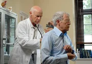 Dr. Hönich (Dietrich Hollinderbäumer, l.) untersucht Glotz (Gernot Endemann, r.). Dr. Hönich (Dietrich Hollinderbäumer, l.) untersucht Glotz (Gernot Endemann, r.).