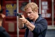 Als die Entführer ihre Waffen auf Paul (Daniel Roesner) richten, erwidert er das Feuer... Als die Entführer ihre Waffen auf Paul (Daniel Roesner) richten, erwidert er das Feuer...