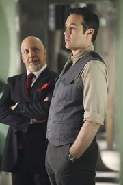 Stanford Raynes (Currie Graham, r.) glaubt nicht an den Fluch der Mumie w&auml;hrend Rupert Bentley (Erick Avari, l.) fest davon &uuml;berzeugt ist ...