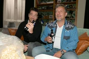Carlos (Patrick Fernandez, l.) versucht sich mit einem gemeinsamen Fernsehabend bei Michael "Michi" (Lars Pape) von seinen Jobsorgen abzulenken.