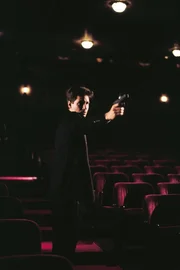 Eine Spur führt Mulder (Davis Duchovny) zu einem Arzt, der offensichtlich verbotene Experimente an Gefangenen durchführte ...