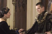 Königin Katharina (Maria Doyle Kennedy, l.) beharrt auf der Rechtmäßigkeit der Ehe mit Henry VIII. (Jonathan Rhys Meyers, r.). Bei der Verhandlung mit einem päpstlichen Gesandten geht sie als strahlende Siegerin hervor. Aber so leicht gibt sich Henry nicht geschlagen ...