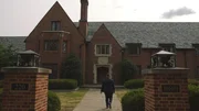Ein Mann geht in Richtung des Beta Theta Pi Hauses