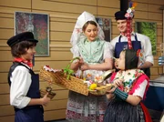 Auch in der Sachsenklinik kommt Osterstimmung auf und Dank der Idee von Elena Eichhorn, findet es auch dort typisch sorbisch statt. Jonas (Anthony Petrifke, links), Lisa (Ella Zirzow, vorn rechts)  und Jakob (Karsten Kühn, rechts) sind begeistert, mit Hanka Krautz (Malina Ebert) in sorbischen Trachten Leckereien zu verteilen.