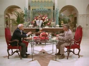 Mafioso-Oberhaupt Fortelli (Rod Steiger, li.) ließ Lt. Columbo (Peter Falk) auf eher unliebsame Weise in seine Villa einladen, um bei einem fulminanten Mittagsmahl mit ihm über den Toten Romano zu sprechen.