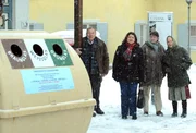 Alois kann nicht glauben, dass der Glascontainer genau vor seinem Kiosk aufgebaut wurde. Von links: Alois Preissinger (Erich Hallhuber), Monika Vogl (Christine Reimer), Xaver (Michael Schreiner) und Theresa Brunner (Ursula Erber).