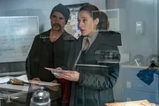 Alvin Olinsky (Elias Koteas), Kim Burgess (Marina Squerciati). Die Verwendung des sendungsbezogenen Materials ist nur mit dem Hinweis und Verlinkung auf TVNOW gestattet.
