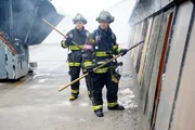 In einem Materiallager ist ein Feuer ausgebrochen. Jose Vargas (Matt Gallini, l.) und Kelly Severide (Taylor Kinney) sind vor Ort. In einem Materiallager ist ein Feuer ausgebrochen. Jose Vargas (Matt Gallini, l.) und Kelly Severide (Taylor Kinney) sind vor Ort.
