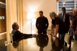 L-R: Robert Dewey (Tommy Lee Jones), Jason Bourne (Matt Damon) und Paul Greengrass