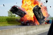 Auf der Autobahn kommt es zu einem explosivem Crash... Auf der Autobahn kommt es zu einem explosivem Crash...