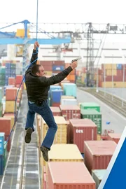 Semir (Erdogan Atalay) wird an einem Kabel den Verladekran hochgezogen und riskiert sein Leben, um Nina zu retten... Semir (Erdogan Atalay) wird an einem Kabel den Verladekran hochgezogen und riskiert sein Leben, um Nina zu retten...