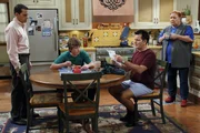 W&auml;hrend sich Alan (Jon Cryer, l.) gro&szlig;e Sorgen dar&uuml;ber macht, dass zwei M&auml;dchen bei Jake (Angus T. Jones, 2.v.l.) &uuml;bernachtet haben, hat Berta (Conchata Ferrell, r.) eine ganz besondere &Uuml;berraschung f&uuml;r Charlie (Charlie Sheen, 2.v.r.) ...