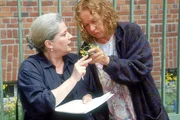 Melanies Mutter Helga (Heidemarie Rohweder, re.) drängt Uschi (Barbara Freier), sich bei Melanie für eine Versöhnung einzusetzen. Uschi kann Helga jedoch nicht helfen, da Melanie zu keiner Wiederannäherung bereit ist.