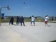 H&auml;ftlinge spielen Basketball auf dem Hof des Gef&auml;ngnisses Fort Dodge in Iowa.
