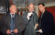 Beim Betriebsausflug auf einem Spreedampfer wurde der Firmenchef Bahlow ermordet. Kehler (Wolfgang Bathke, li.) und Bonhoff (Wolfgang Krewe, re.) ermitteln an Bord. Der Gerichtsmediziner Dr. Duhler (Klaus Schindler) hat schon eine erste Theorie zum Tathergang.