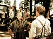 John-Boy (Richard Thomas, r.) spricht mit Martha Corinne (Beulah Bondi, vorne M.), einer Verwandten der Waltons, die gezwungen wird, ihr Land zu verlassen