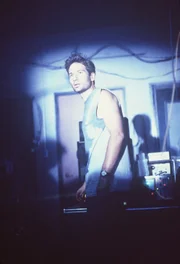 (1. Staffel) - Bei den so genannten X-Akten handelt es sich um Fälle, in denen paranormale Phänomene eine Rolle spielen. FBI-Agent Fox Mulder (David Duchovny) ermittelt in der Grauzone zwischen Realität und Übernatürlichem.