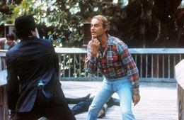 Trotz Rettung der Welt vor einem gro&szlig;en B&ouml;sewicht, l&auml;sst Roscoe (Terence Hill, r.) nichts anbrennen ...