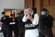 Oberstleutnant Nowak (Gregor Seberg, vorne) stürmt mit einem Sonderkommando den Ort, an dem Hassan Alawi von den Entführern festgehalten wird. Oberstleutnant Nowak (Gregor Seberg, vorne) stürmt mit einem Sonderkommando den Ort, an dem Hassan Alawi von den Entführern festgehalten wird.