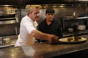 Gordon Ramsay (l.) zeigt, wie ein appetitlicher Teller auszusehen hat ...
