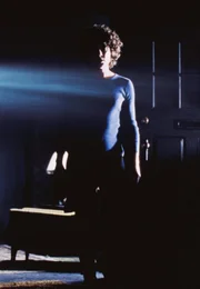 Nichtsahnend begleitet Scully Jack Willis in ein Haus, in dem sich Lula Phillips (Cec Verrell), die Freundin des Bankräubers, aufhalten soll.