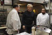 Der Sternekoch Gordon Ramsay (M.) muss den K&ouml;chen im Caf&eacute; Tavolini noch einiges beibringen ...