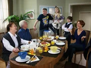 Um mit Pia (Hendrikje Fitz, rechts) nach ihrer OP einen entspannten freien Tag verbringen zu können und die nötigen Dinge, wie Einkaufen, dennoch zu erledigen, bestellt Roland (Thomas Rühmann, 3. von links) neue Kleidung im Internet. Zur Belustigung aller haben sie sich jedoch bei den Größen vertan. Beim gemeinsamen Frühstück mit Otto (Rolf Becker, 2. von links) und Charlotte (Ursula Karusseit, links) gibt es eine Modenschau. Die Kinder Jonas (Anthony Petrifke) und Lisa (Ella Zirzow) haben besonders Spaß dabei. Um mit Pia (Hendrikje Fitz, rechts) nach ihrer OP einen entspannten freien Tag verbringen zu können und die nötigen Dinge, wie Einkaufen, dennoch zu erledigen, bestellt Roland (Thomas Rühmann, 3. von links) neue Kleidung im Internet. Zur Belustigung aller haben sie sich jedoch bei den Größen vertan. Beim gemeinsamen Frühstück mit Otto (Rolf Becker, 2. von links) und Charlotte (Ursula Karusseit, links) gibt es eine Modenschau. Die Kinder Jonas (Anthony Petrifke) und Lisa (Ella Zirzow) haben besonders Spaß dabei.