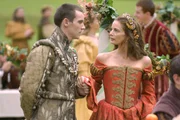 Henry VIII. (Jonathan Rhys Meyers, l.) verlangt von seiner Schwester Prinzessin Margaret (Gabrielle Anwar, r.), dass sie den alten portugiesischen König heiraten soll. Doch ihr Herz gehört einem anderen ...