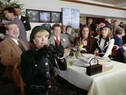 Gespannt beobachtet Graham (George Wendt, Mi.) mit seinem Bruder Randy (Jeff Yagher, re.), dessen Freundin Tiffany (Karen Mayo-Chandler, re.) und seinen Freunden Randall (William Bogert, li.) und Gwen (Shani Wallis, li.) das Pferderennen.