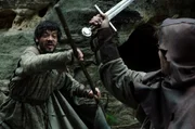 Manfred (Carla Ljubek, links) kämpft mit einem Räuber (Statist, rechts) um das Leben der Pilgergruppe. Manfred (Carla Ljubek, links) kämpft mit einem Räuber (Statist, rechts) um das Leben der Pilgergruppe.