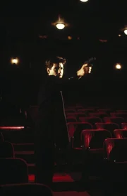 Eine Spur führt Mulder (Davis Duchovny) zu einem Arzt, der verbotene Experimente an Gefangenen durchführte.