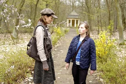 Maren (Anja Kling, l.) muss bald feststellen, dass die idyllische Landschaft tr&uuml;gt: Sie entdeckt die von ihren Mitsch&uuml;lern gehetzte Nina (Simone Burckhardt, r.) im Wald.