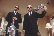 L-R: Jay (Will Smith) und Kay (Tommy Lee Jones)