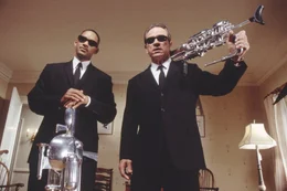 L-R: Jay (Will Smith) und Kay (Tommy Lee Jones)