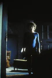 Nichtsahnend begleitet Scully Jack Willis in ein Haus, in dem sich Lula Phillips (Cec Verrell), die Freundin des Bankräubers aufhalten soll ...