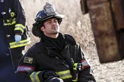 Kelly Severide (Taylor Kinney) hat einen Anhänger seines Lkws aufgerbochen, doch der Anblick des Inhaltes schockiert ihn. Es befinden sich illegale Einwanderer darin - alle tot bis auf ein junges Mädchen... Kelly Severide (Taylor Kinney) hat einen Anhänger seines Lkws aufgerbochen, doch der Anblick des Inhaltes schockiert ihn. Es befinden sich illegale Einwanderer darin - alle tot bis auf ein junges Mädchen...