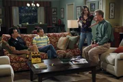 Alan (Jon Cryer, 2.v.l.) hat eine Aff&auml;re mit Lyndsey. Als Jake herausfindet, dass sein Vater die Mutter seines besten Freundes datet, packt er die Koffer und zieht zu Judith (Marin Hinkle, 2.v.r.) und Herb (Ryan Stiles, r.). Charlie (Charlie Sheen, l.) versucht zu vermitteln ...