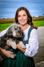 Barbara Karlich mit H&uuml;ndin &bdquo;Meixi&ldquo;.