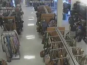 Aufnahmen der Überwachungskamera: Tong Shao und Li Xiangnan betreten den Convenience Store.