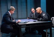 Sergeant Boyer (Larry Poindexter, l.), Daniel 'Hondo' Harrelson (Shemar Moore, r.)