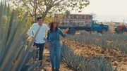 Eva Longoria und Salvador Rosales Trejo unterhalten sich auf seiner Agavenplantage.