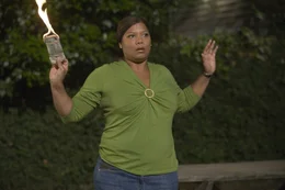 Nina Brewster (Queen Latifah) kann es sich offensichtlich erlauben, Geldscheine zu verbrennen. Oder will sie etwa nur belastendes Beweismaterial vernichten, das aus einem Bank&uuml;berall stammt?