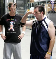 Michael (Steve Carell) gibt den Sportler. Dwight (Rainn Wilson, li.) ist nicht so begeistert.